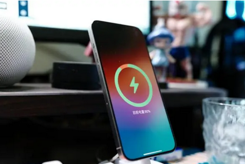 文山苹果15换屏服务分享用什么充电器给iPhone15充电更好 